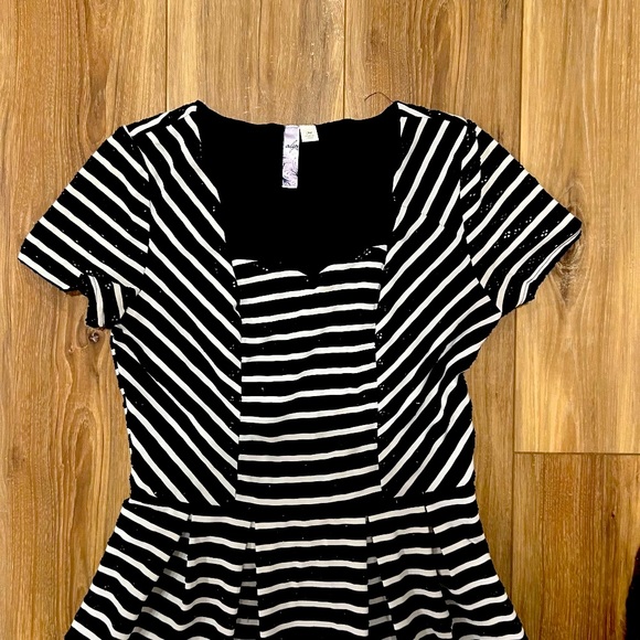 NWOT Francesca's Collections Alya Eyelet Black & White Striped Dress Size Medium - Picture 3 of 3